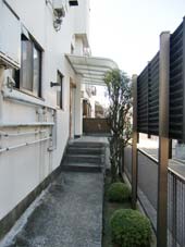 宮川マンション_エントランスから共用階段へ 宮川マンション_エントランスから共用階段へ