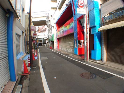 三茶栄通りビル(店舗)_目の前の栄通り商店街(入り口方面) 三茶栄通りビル(店舗)_目の前の栄通り商店街(入り口方面)